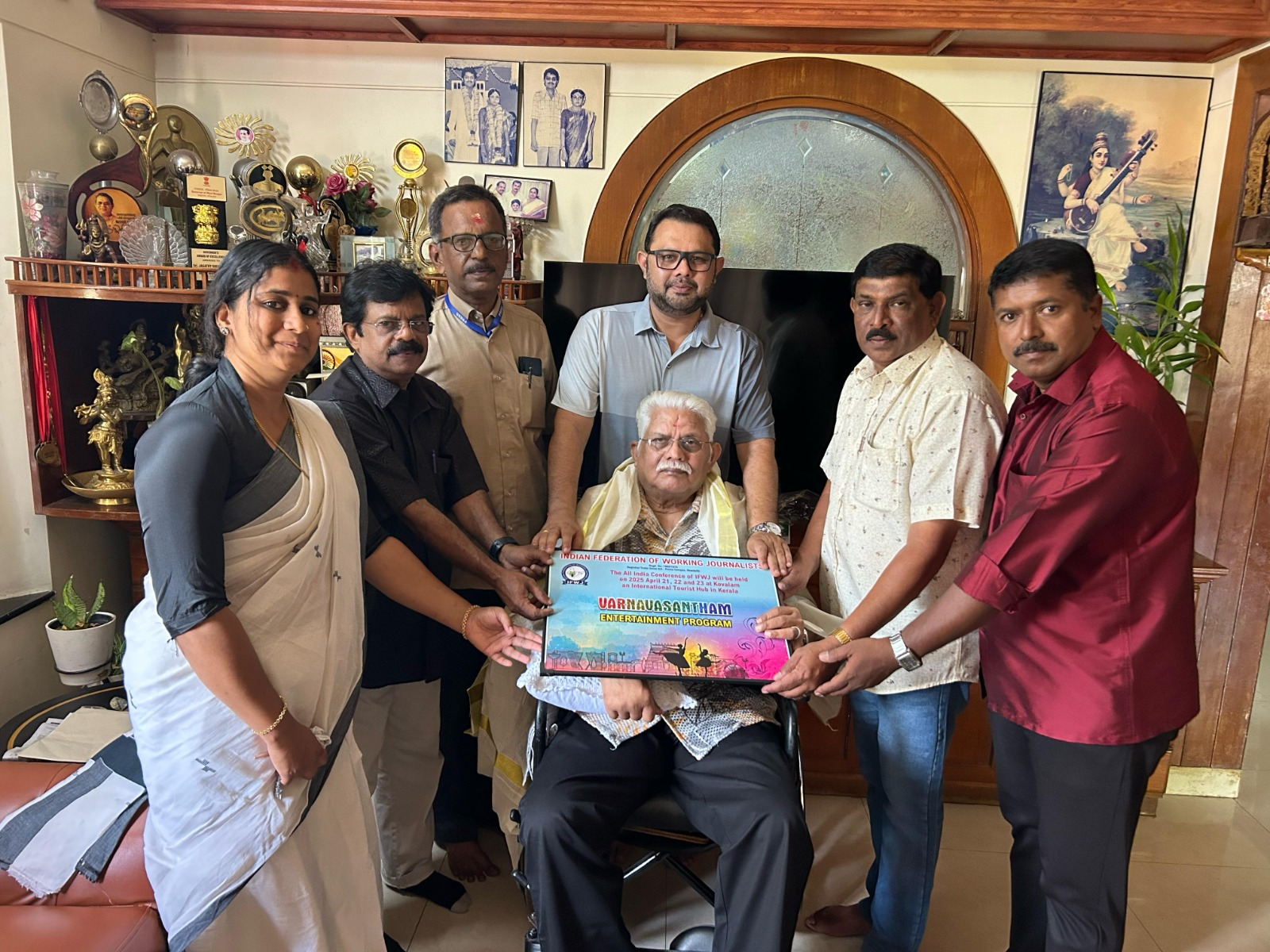 Renowned film actor Jagathy Sreekumar unveils the logo of the IFWJ all-India conference at Kovalam