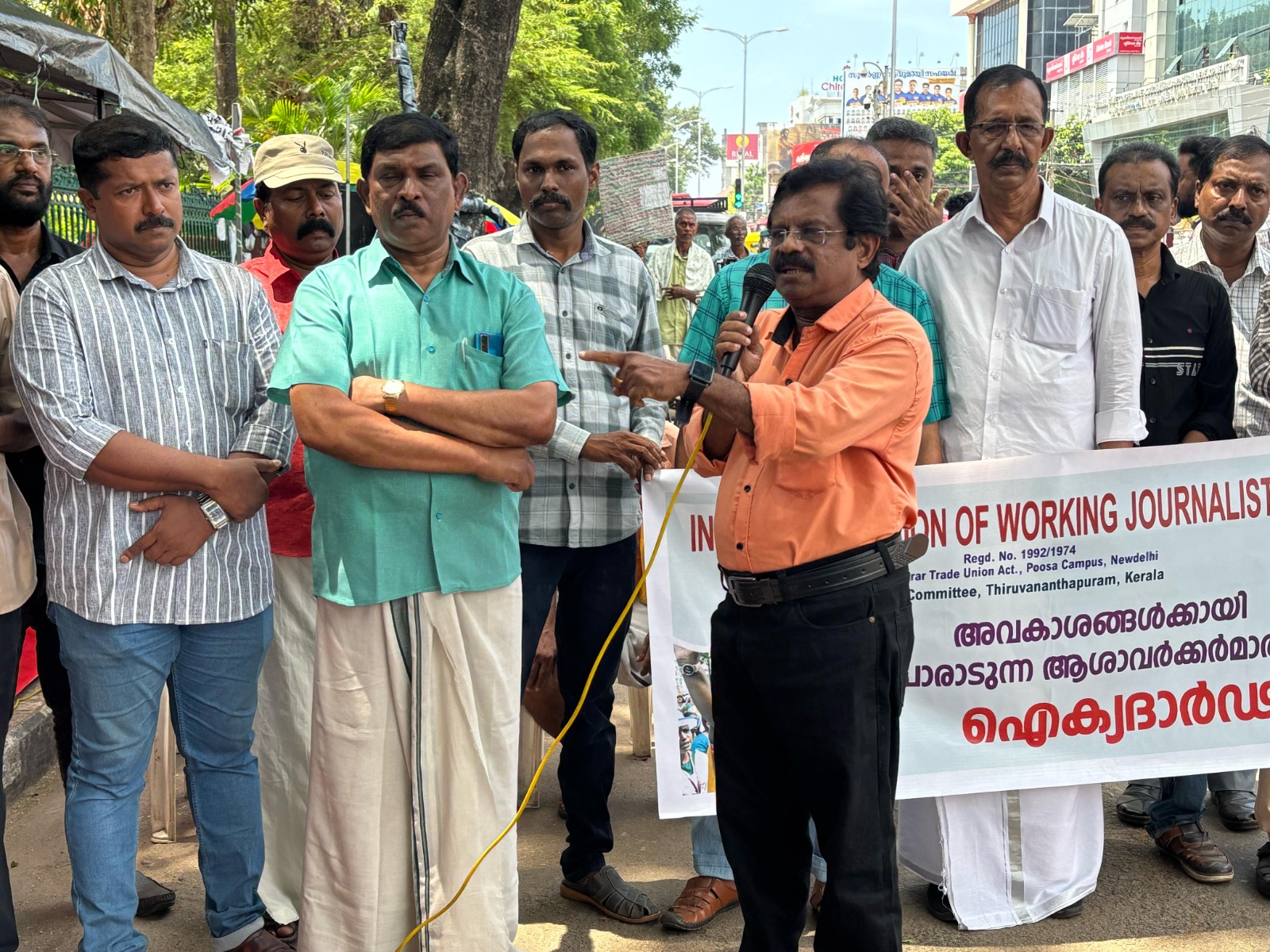 President A.P. Jinan inaugurates a solidarity protest supporting the ASHA workers' agitation